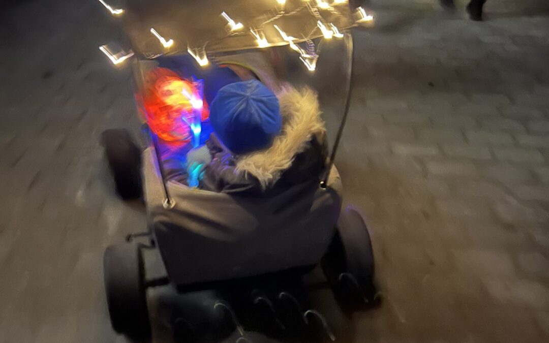 weihnachtlich dekorierter Bollerwagen mit Kindern