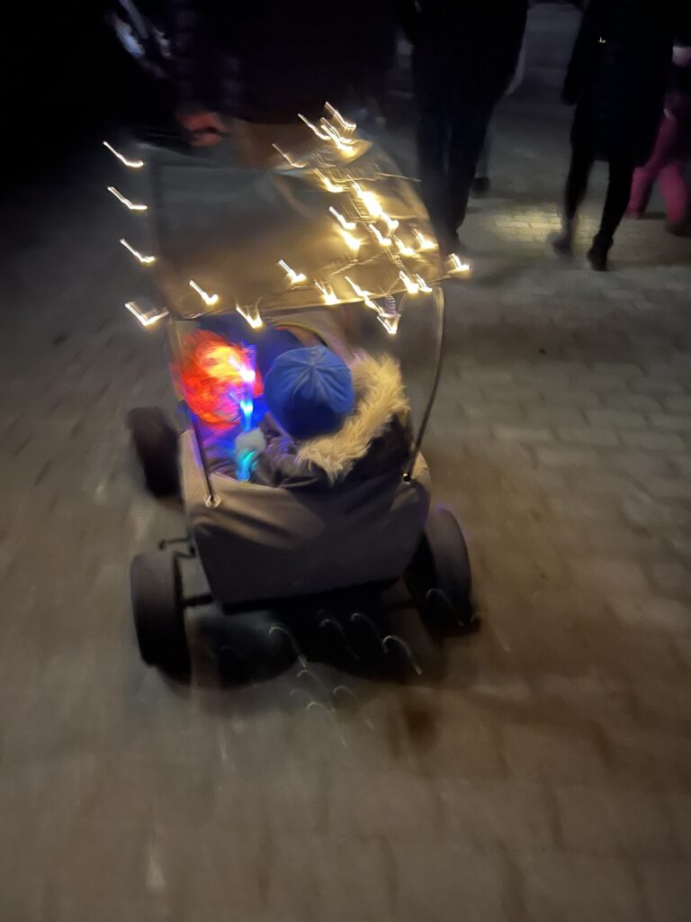 weihnachtlich dekorierter Bollerwagen mit Kindern