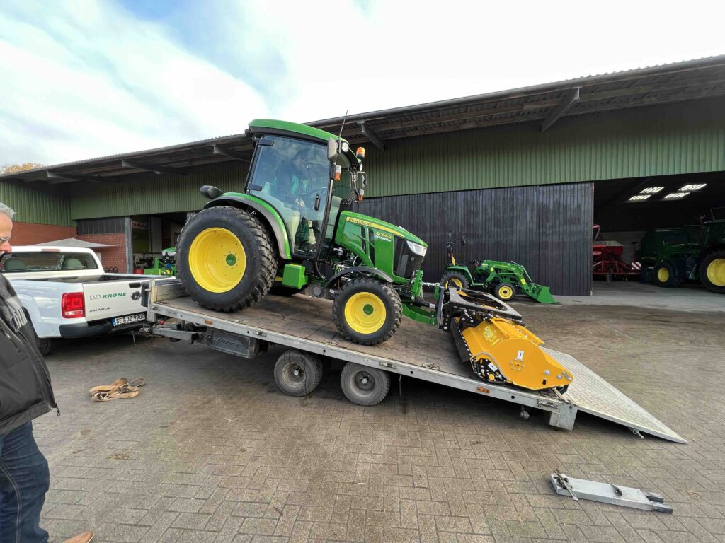 Lieferung John Deere 4066R auf Tieflader