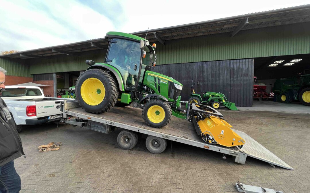 Lieferung John Deere 4066R auf Tieflader