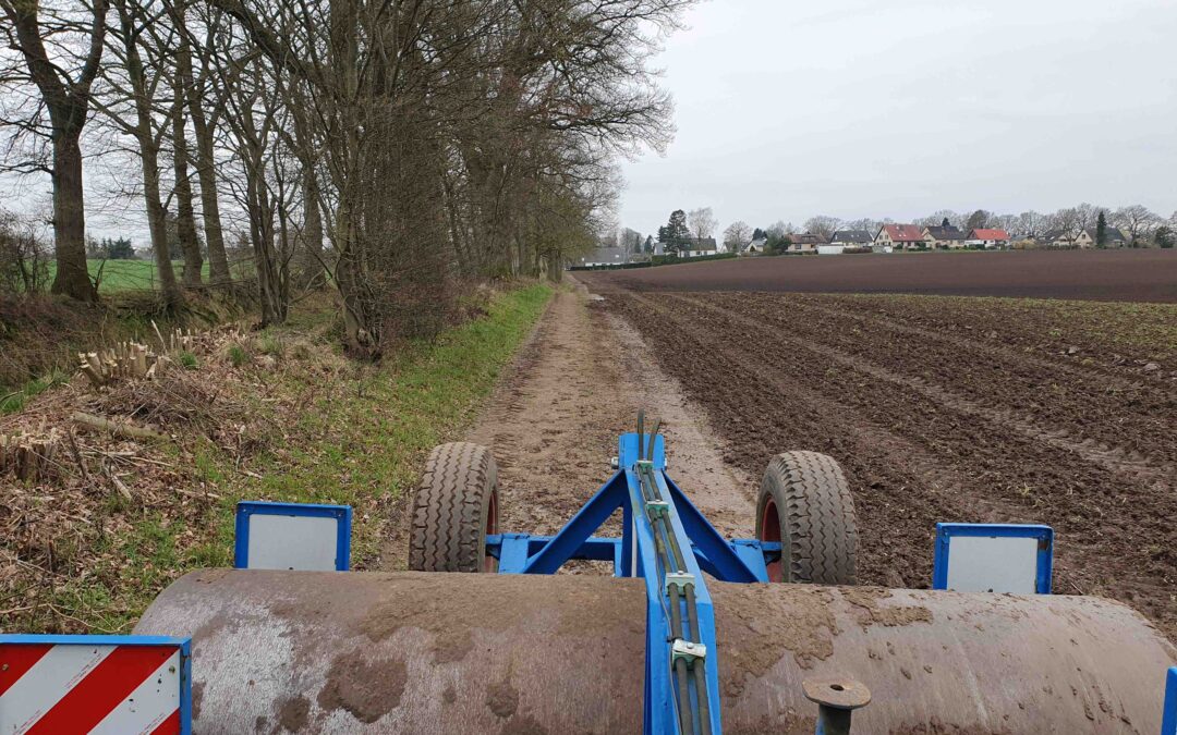 Walze Reitwegbearbeitung Acker Gemeinde Tangstedt