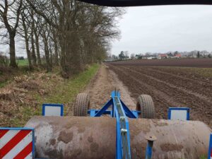 Walze Reitwegbearbeitung Acker Gemeinde Tangstedt