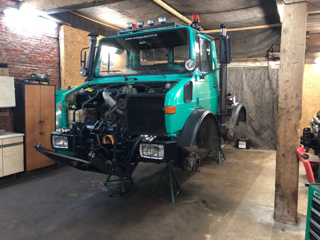 Unimog U1400 aufgebockt in der Werkstatt