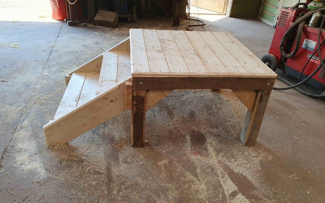 Selbstgebaute Aufstiegshilfe für Reiter