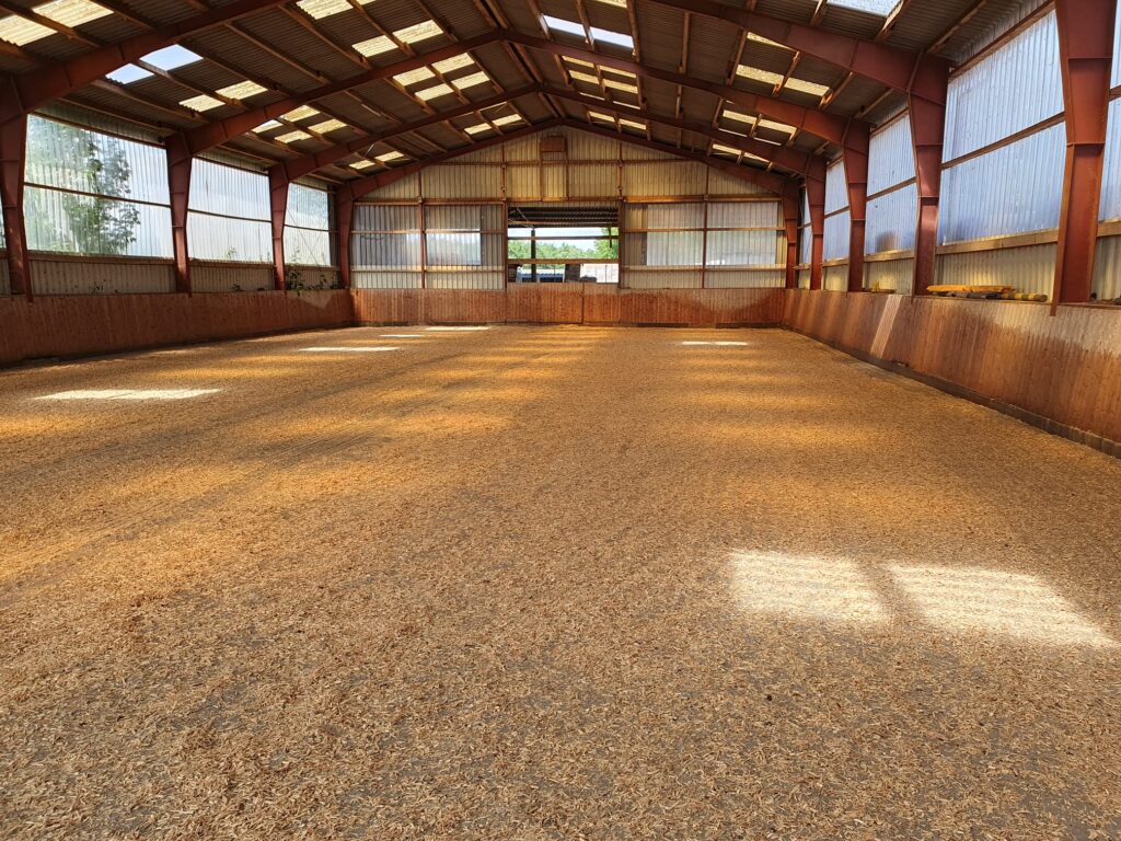 Reitboden Sand-Späne-Gemisch Longierhalle Gut Tangstedt