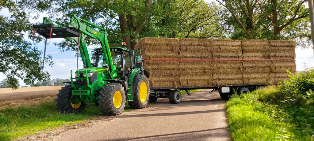 John Deere Traktor mit Balkenwaagen