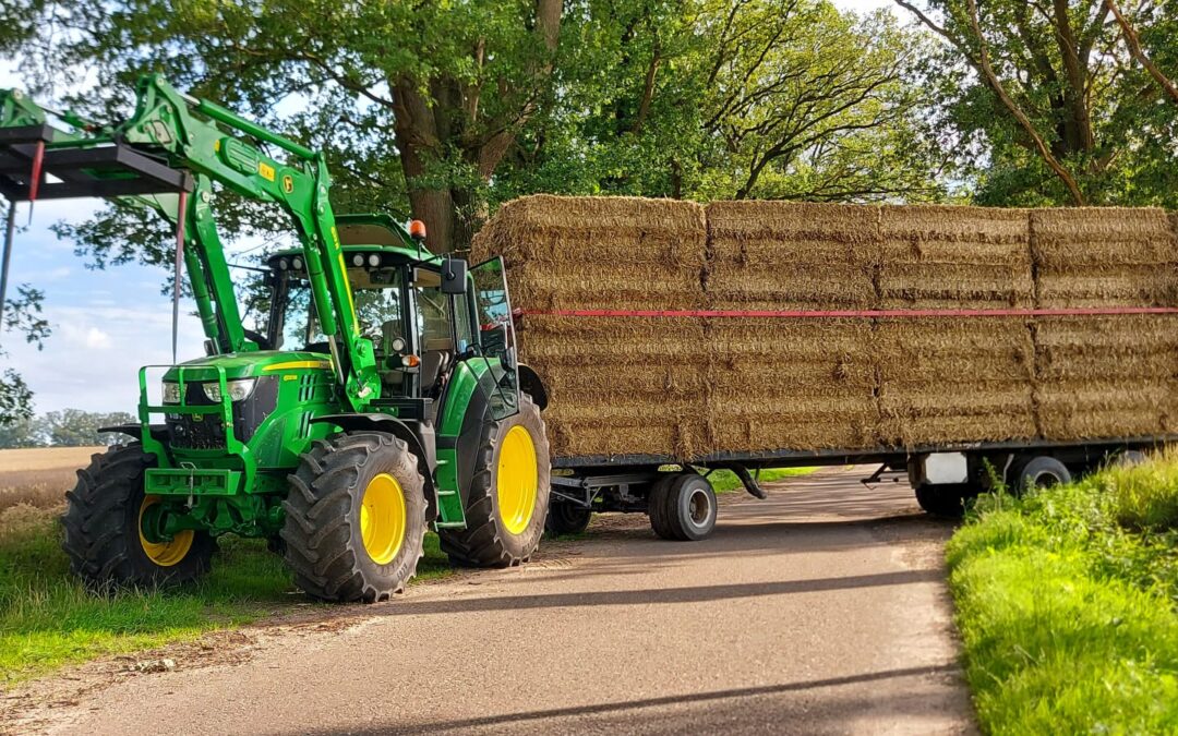 John Deere Traktor mit Balkenwaagen