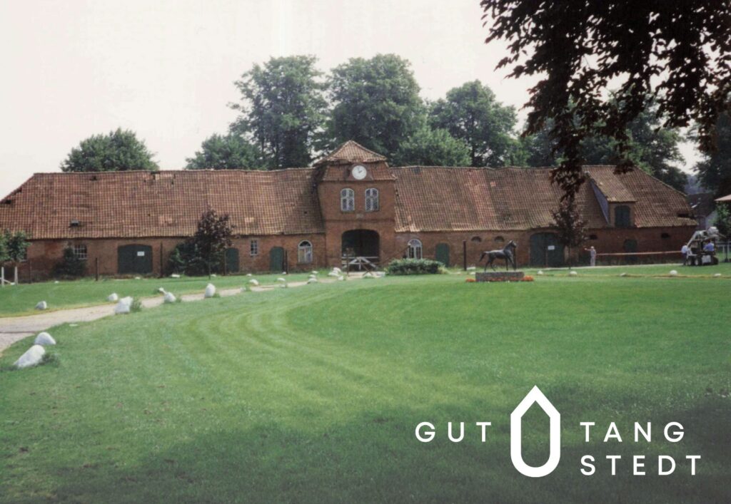 Torhaus Gut Tangstedt mit neuem Logo der Reitanlage