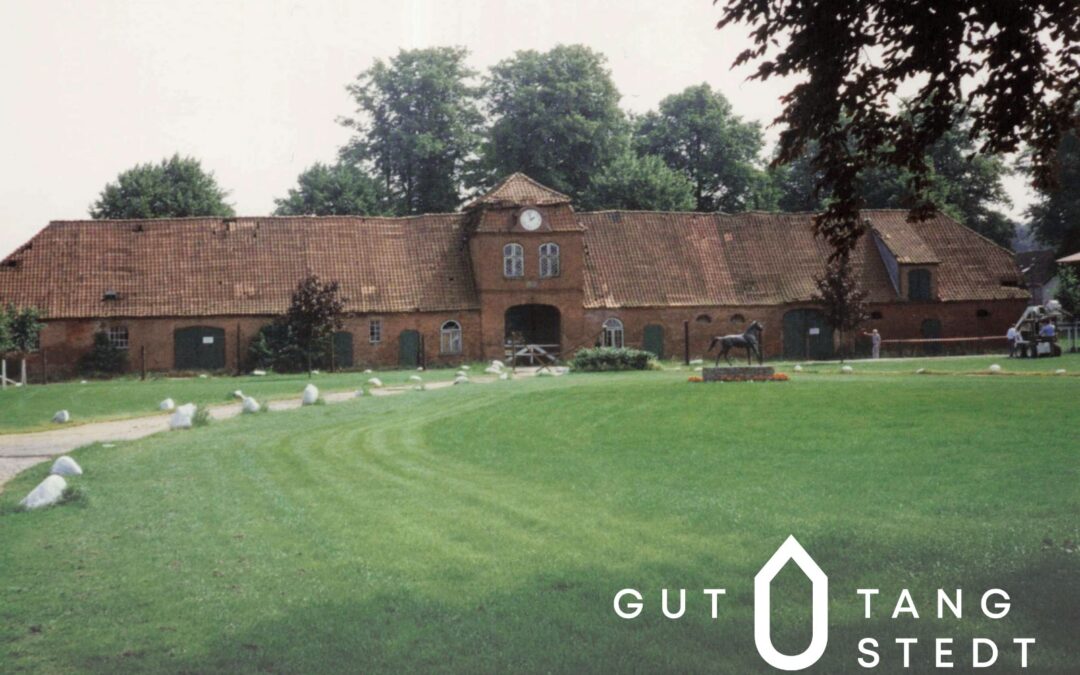 Torhaus Gut Tangstedt mit neuem Logo der Reitanlage