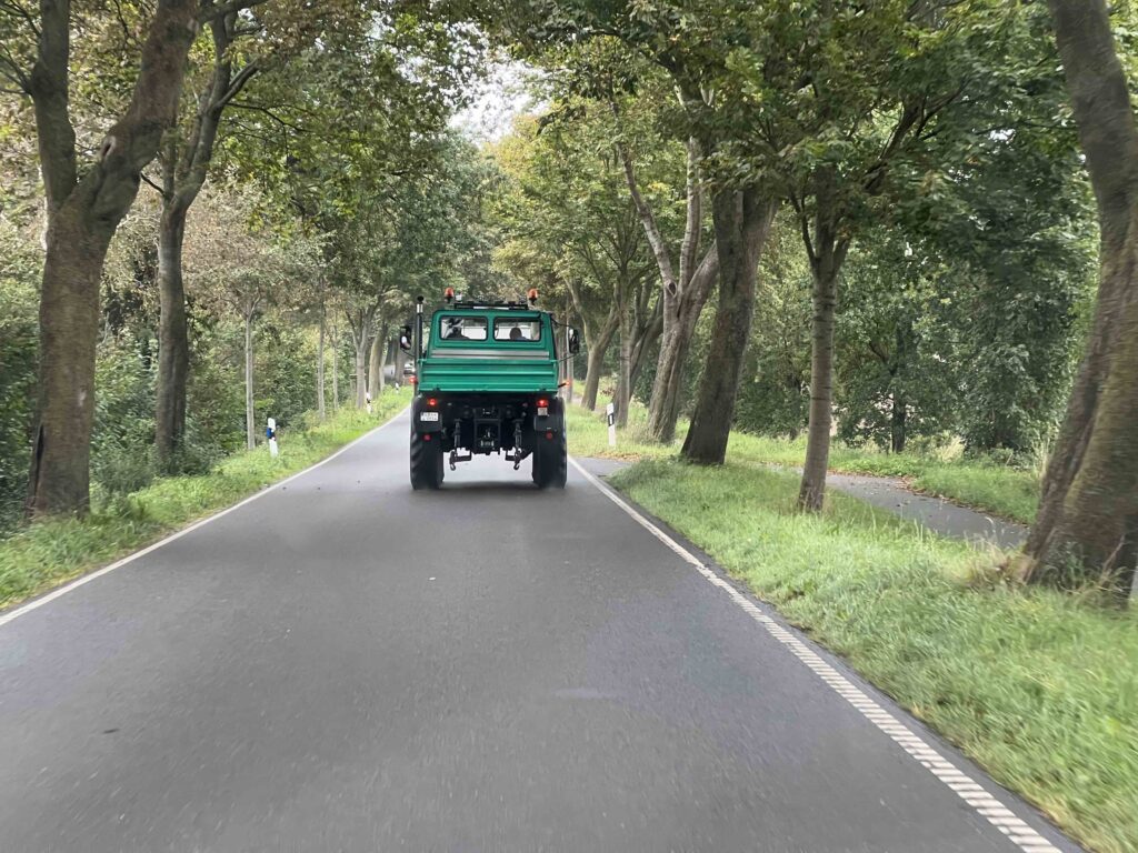 Unimog auf Landstrasse in Norddeutschland