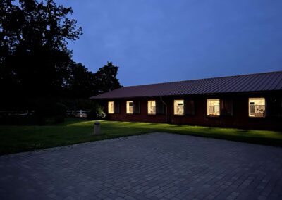 Blick von Hofrondell auf Holsteiner Stall Gut Tangstedt