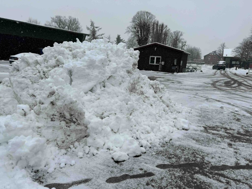 Großer Schneehaufen Parkplatz Gut Tangstedt