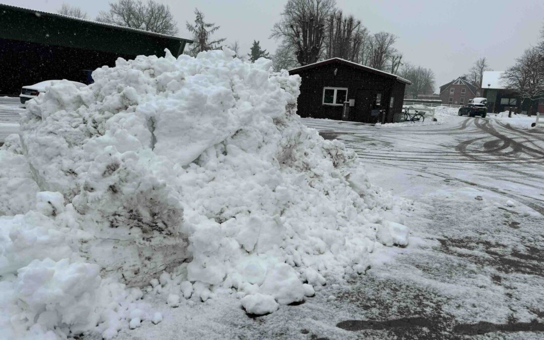 Großer Schneehaufen Parkplatz Gut Tangstedt