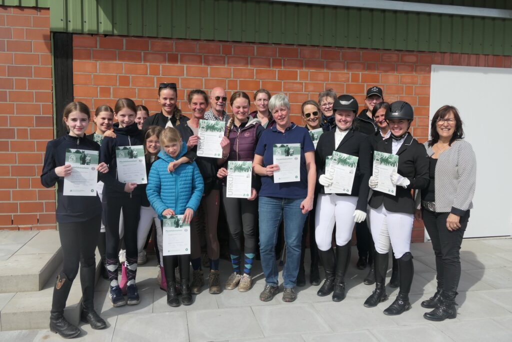 Teilnehmer Lehrgang Reitabzeichen Frühjahr 2024 auf der Reitanlage Gut Tangstedt