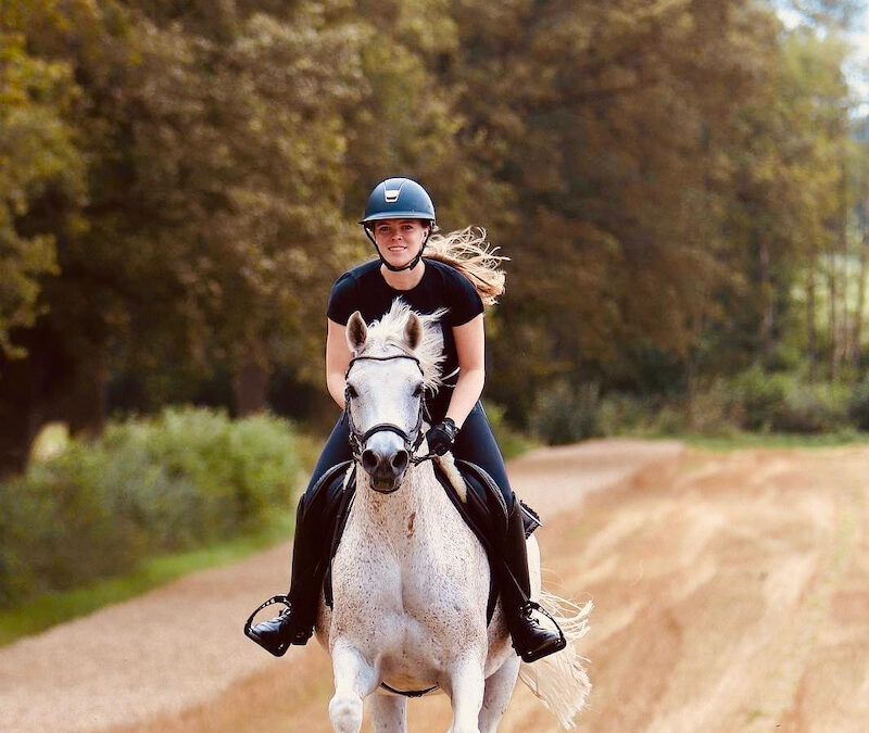 Reiterin auf einem frisch abgeernteten Stoppelfeld von Gut Tangstedt