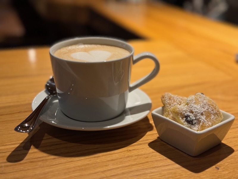 Cappuccino mit einer italienischen Siebträgermaschine zubereitet