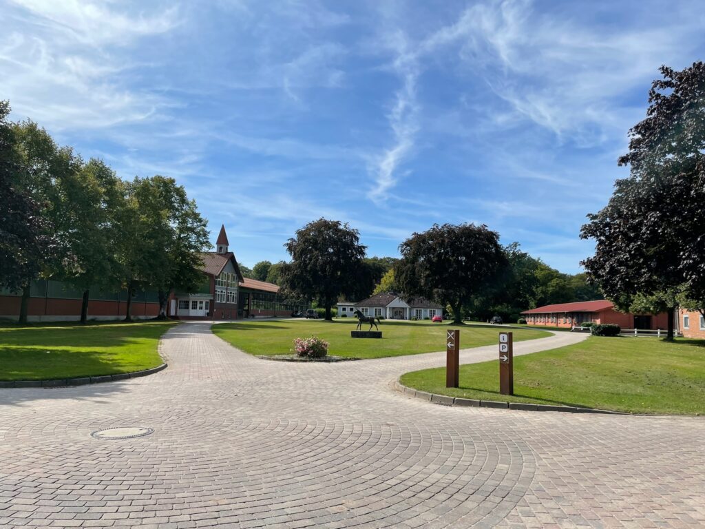 Hofrondell Gut Tangstedt in der Sommersonne