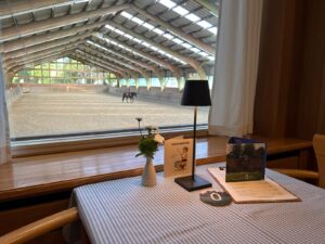 Tisch mit Blick in Reithalle Gut Tangstedt