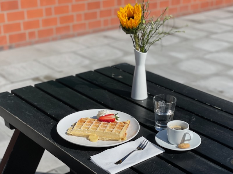 Waffel mit Espresso Terrasse Hofküche Gut Tangstedt