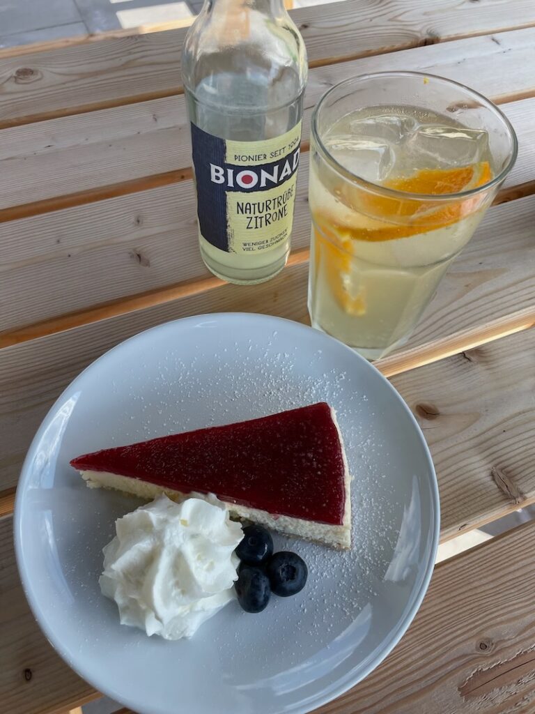 Käsekuchen aus Caros Konditorei im Café Hofküche