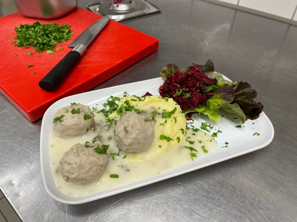 Königsberger Klopse in der Hofküche von Gut Tangstedt