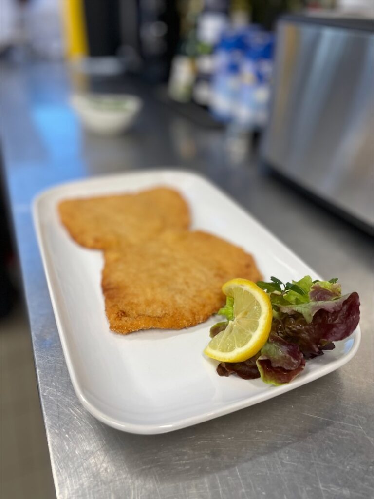angerichtetes Schnitzel Hofküche Gut Tangstedt