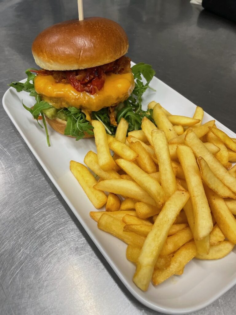 Cheeseburger mit Pommes Bistro Hofküche Gut Tangstedt