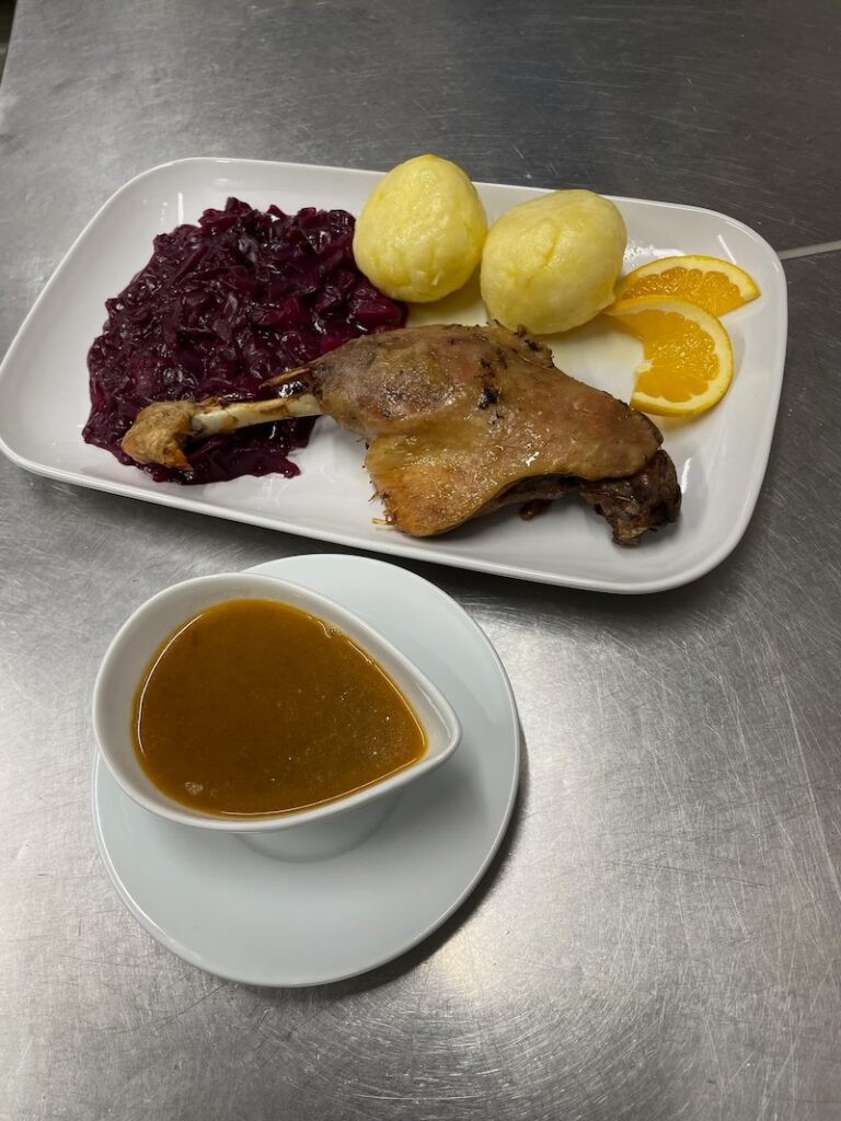 Entenkeule Klöße Rotkohl Bistro Hofküche Gut Tangstedt