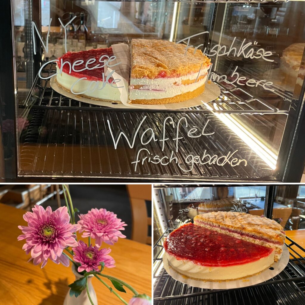 Cheesecake Himbeere und Frischkäse Himbeere in Kuchenvitrine Hofküche
