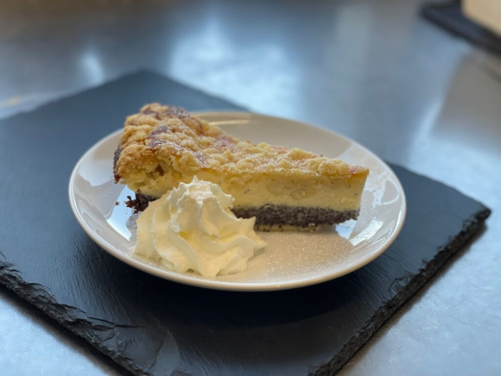 selbst gebackener Mohn-Käsekuchen in der Hofküche vom Gut Tangstedt
