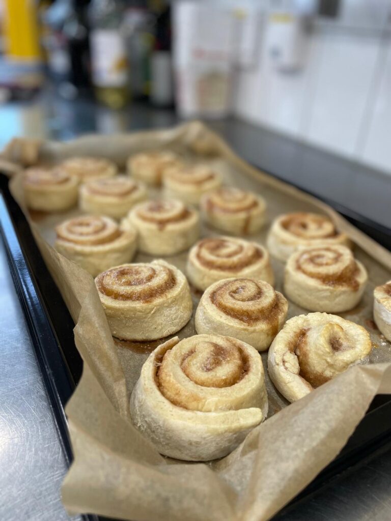 Zimtschnecken auf Backpapier Hofküche Gut Tangstedt