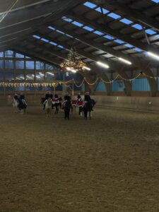 Weihnachtsquadrille in geschmückter Reithalle