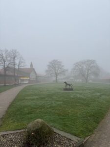Hofrondell Reitanlage Gut Tangstedt im Nebel