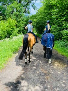 Ausritt von zwei Mädchen über den Beekmoorweg in Tangstedt