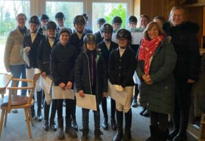 Gruppenfoto der Teilnehmer des ersten Lehrgangs Reitabzeichen in 2025