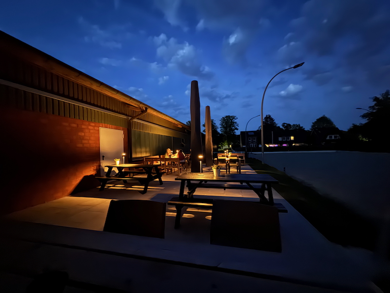 Die Terrasse der Hofküche Gut Tangstedt in schöner Abendstimmung nach Sonnenuntergang.