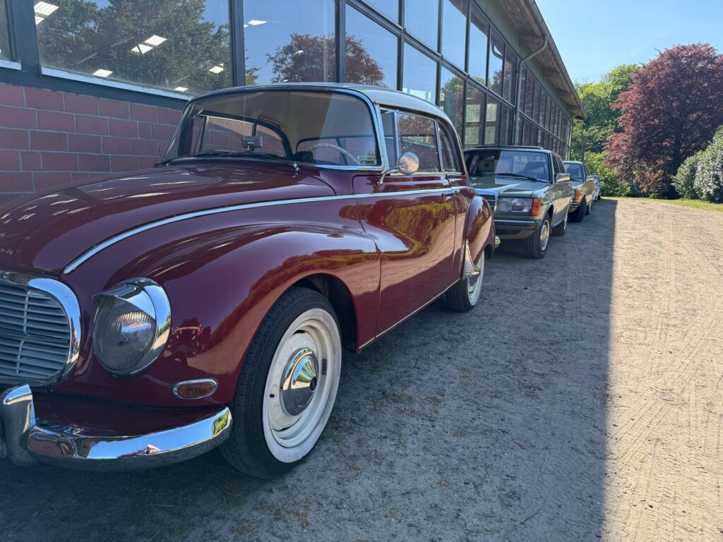 Ausfahrt Oldtimer und Youngtimer Ausfahrt macht Pause auf Gut Tangstedt