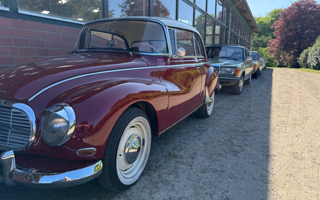 Oldtimer und Youngtimer Ausfahrt macht Pause auf Gut Tangstedt