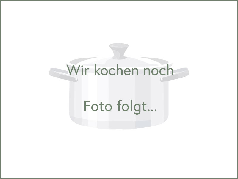 Cremige Kürbissuppe mit Kürbiskernen, Kräutern und Balsamico in der Hofküche Gut Tangstedt, serviert mit Laugenstangen