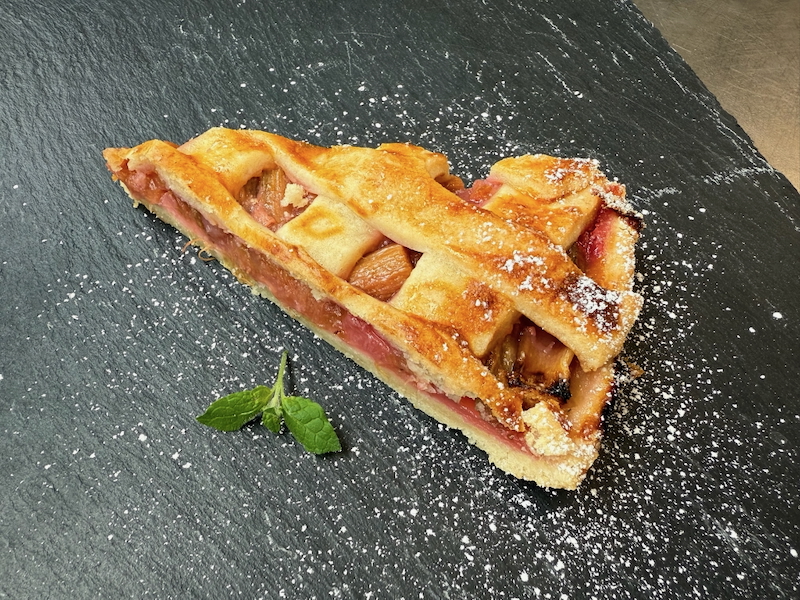 Rhabarber-Erdbeer-Tarte leicht mit Puderzucker bestreut