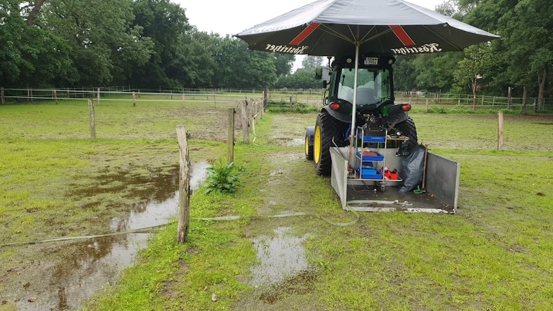 Abriss Paddocks Beekmoorweg Traktor mit Werkstattplattform für die Demontage von Zäunen