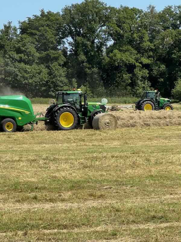 Johne Deere 6R beim Ballenpressen Ernte 2025