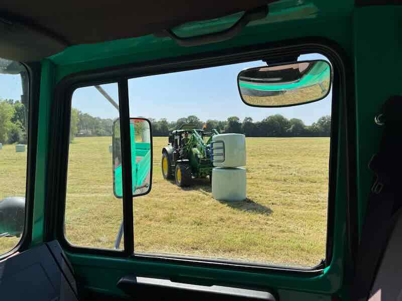 John Deere 6M mit Frontlader beim Ballenstapeln Ernte 2025