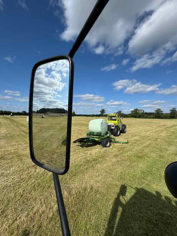 MB-trac beim Ballenwickeln Ernte 2025 aus Unimog heraus fotografiert