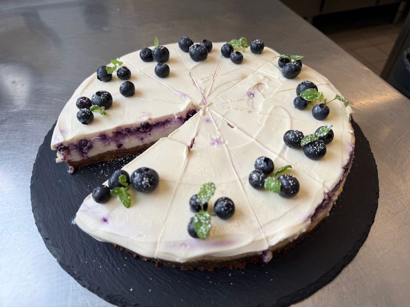 Rhabarber-Erdbeer-Tarte leicht mit Puderzucker bestreut