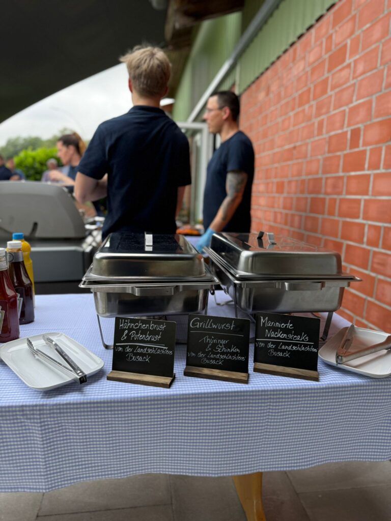 Geburtstagsfeier Hofküche mit Grill-Buffet mit Fleisch aus der Landschlaterei Busack