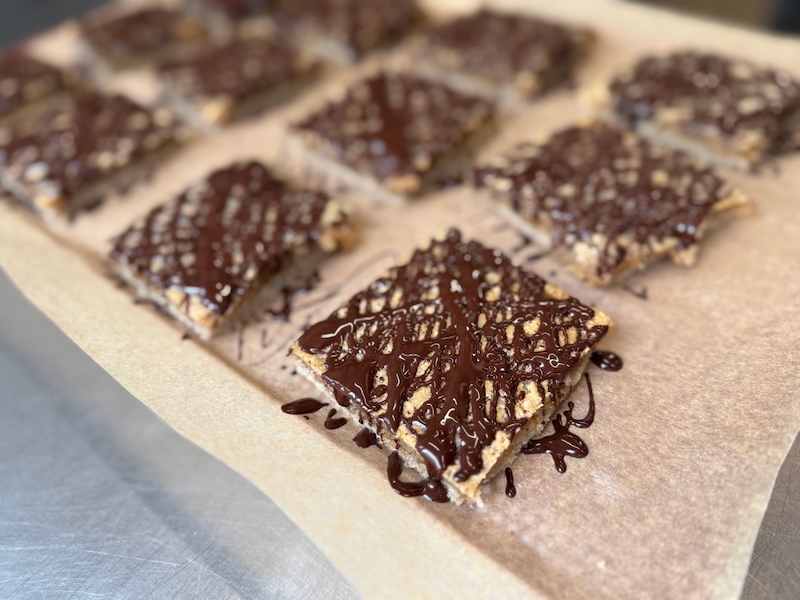 Glutenfreie Haselnussschnitten auf einem Backblech mit Backpapier