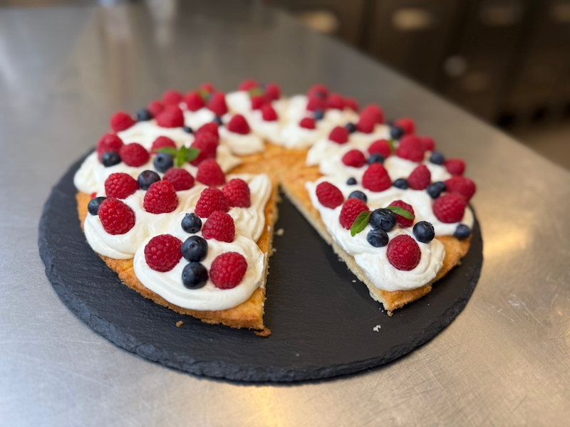 Mandelkuchen (glutenfrei) mit Topfencreme und Frucht