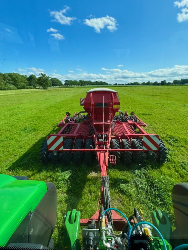 Drillmaschine hinter John Deere Traktor zur Nachsaat der Winterweiden von Gut Tangstedt