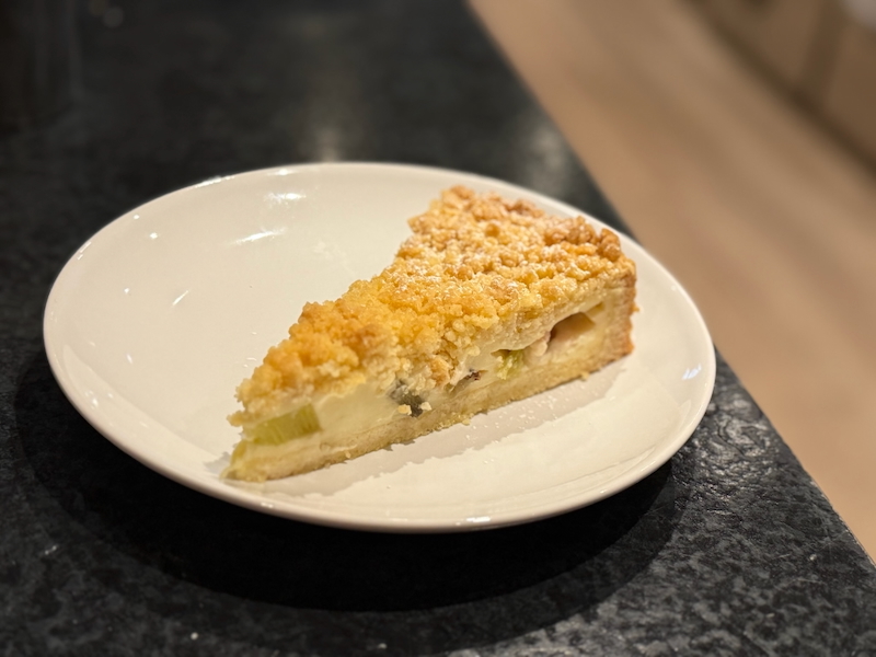 Rhabarber-Erdbeer-Tarte leicht mit Puderzucker bestreut